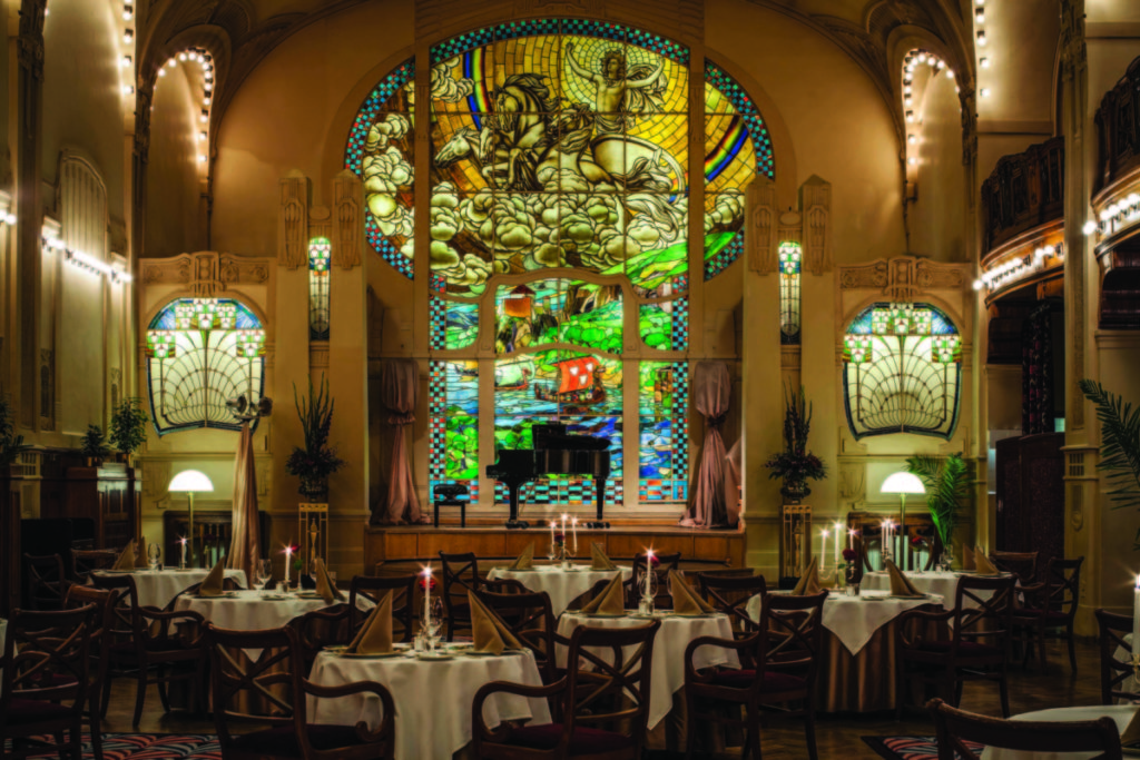 зал ресторана в отеле Европа