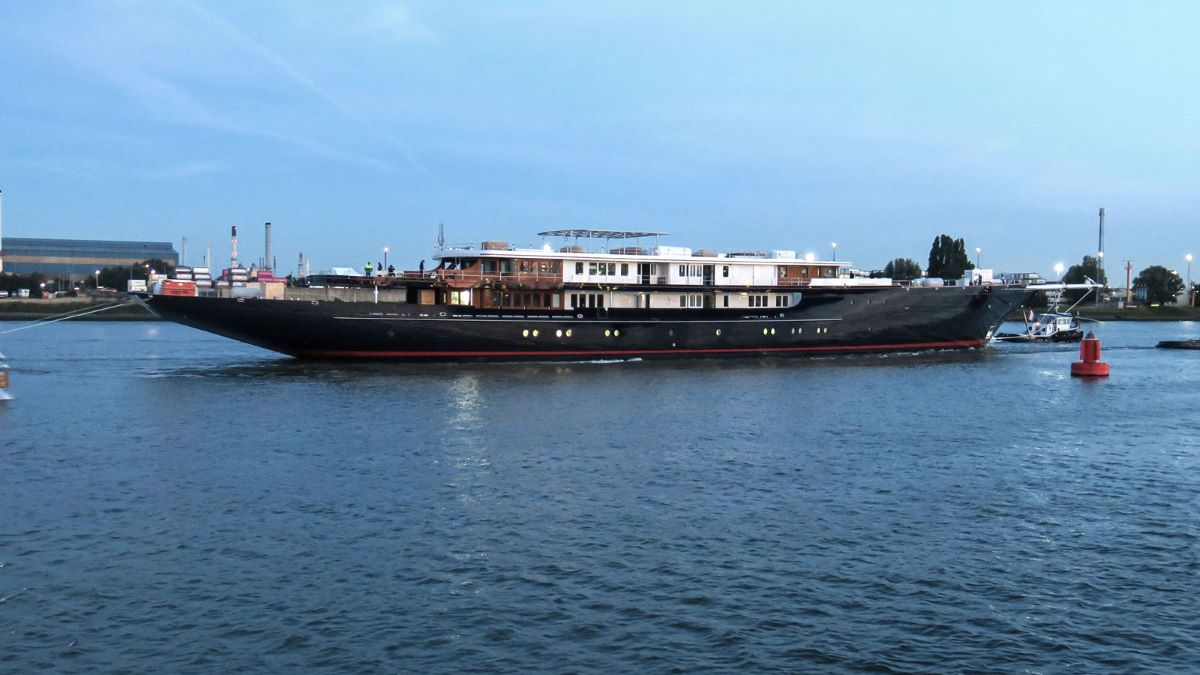 Самая большая парусная яхта мира впервые встала на воду