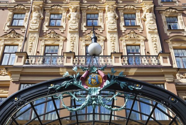 В петербургском Гранд Отеле Европа проходит выставка Галины Быстрицкой