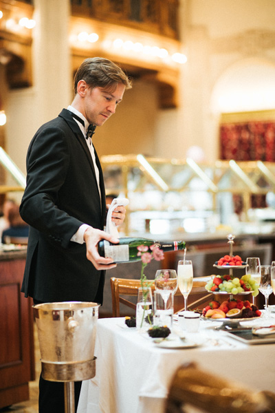 Французское шампанское - неотъемлемая деталь бранчей в "Гранд Отеле Европа"