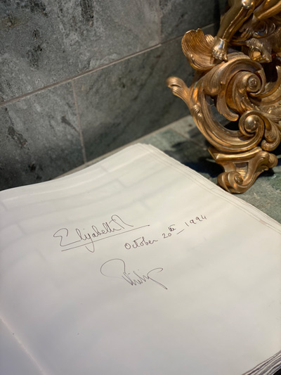 Елизавета Вторая оставила подпись в гостевой книге отеля