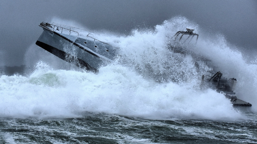 Яхта Enmer прорезает волну (Safehaven Marine LTD, 2019, 23 м)