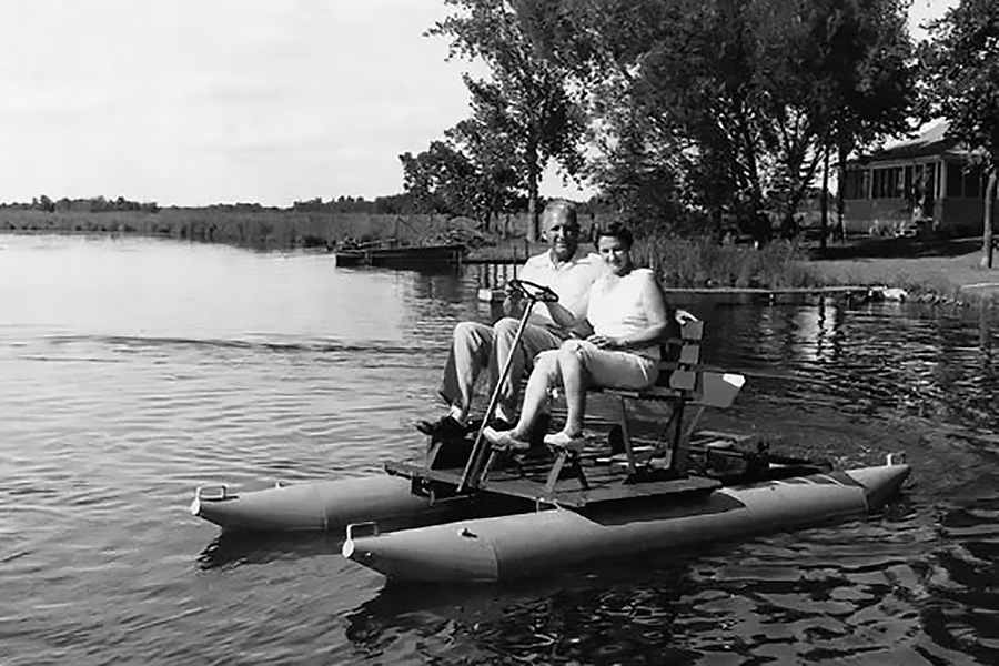 Эмброуз Уирс со своей женой на водном велосипеде